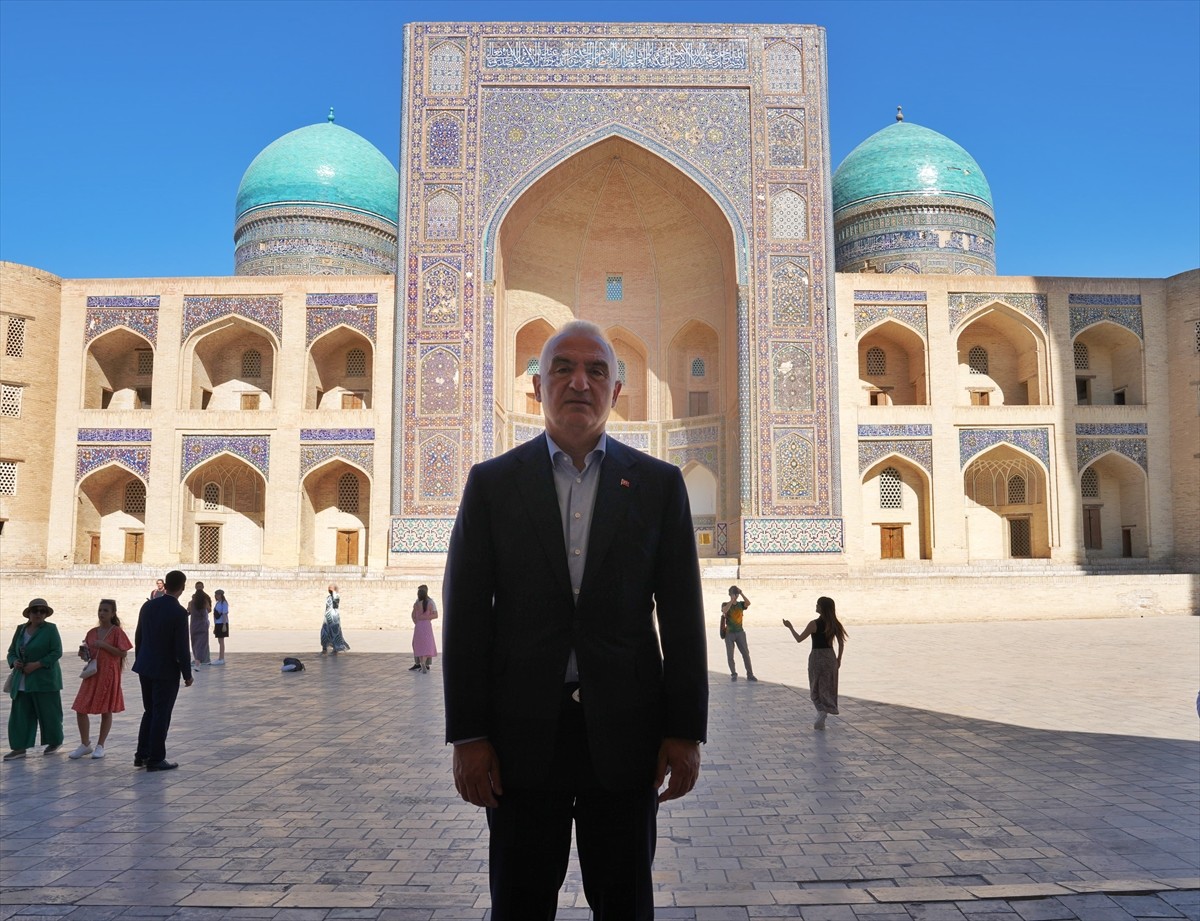 Kültür ve Turizm Bakanı Mehmet Nuri Ersoy, resmi ziyaret için geldiği Özbekistan'ın tarihi Buhara...