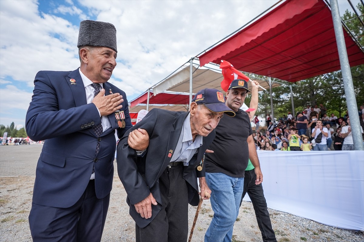 Kütahya'nın Pazarlar ilçesinde yaşayan Kore Savaşı gazisi Hüseyin Bodur (sol 2), güçlükle ayakta...