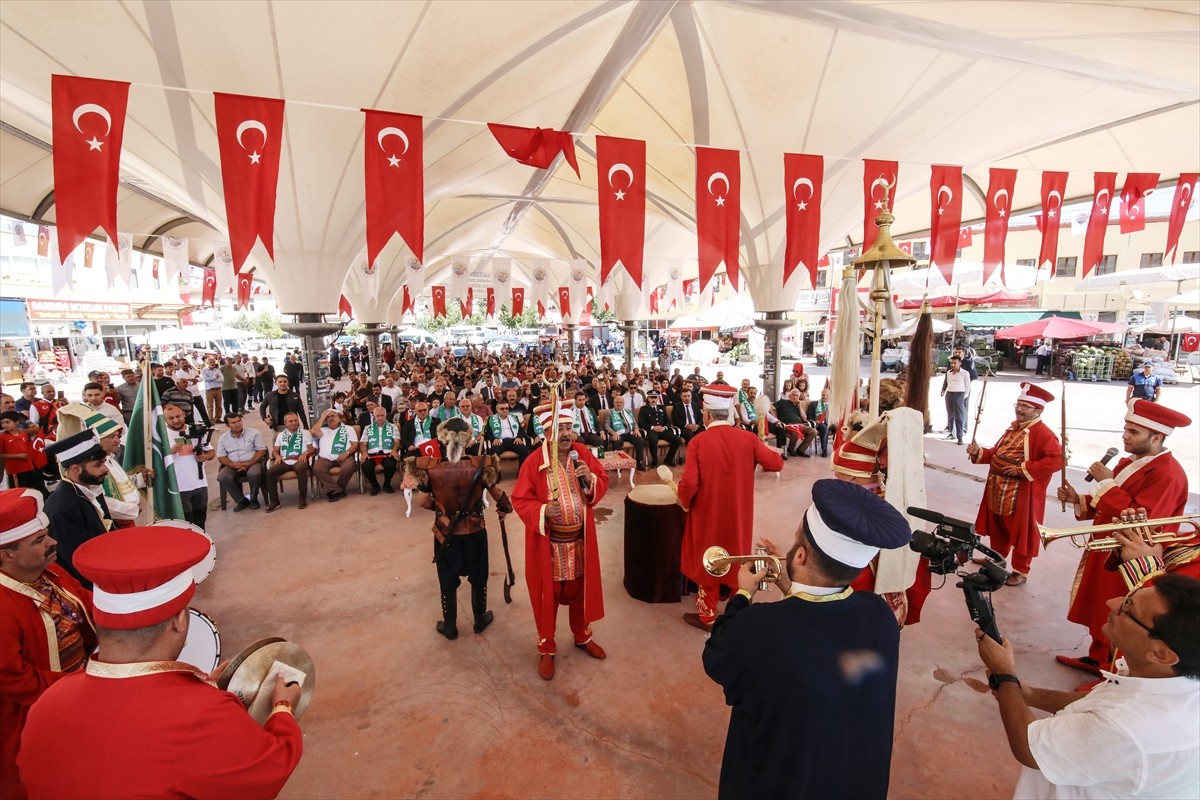 Malatya'nın Darende ilçesinde Geleneksel Zengibar Karakucak Güreş ve Kültür Festivali, kortej...