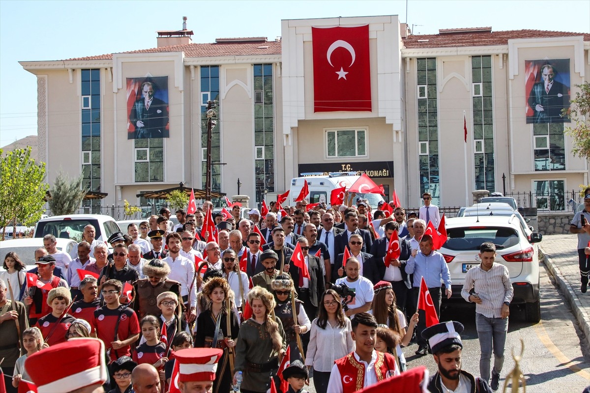 Malatya'nın Darende ilçesinde Geleneksel Zengibar Karakucak Güreş ve Kültür Festivali, kortej...