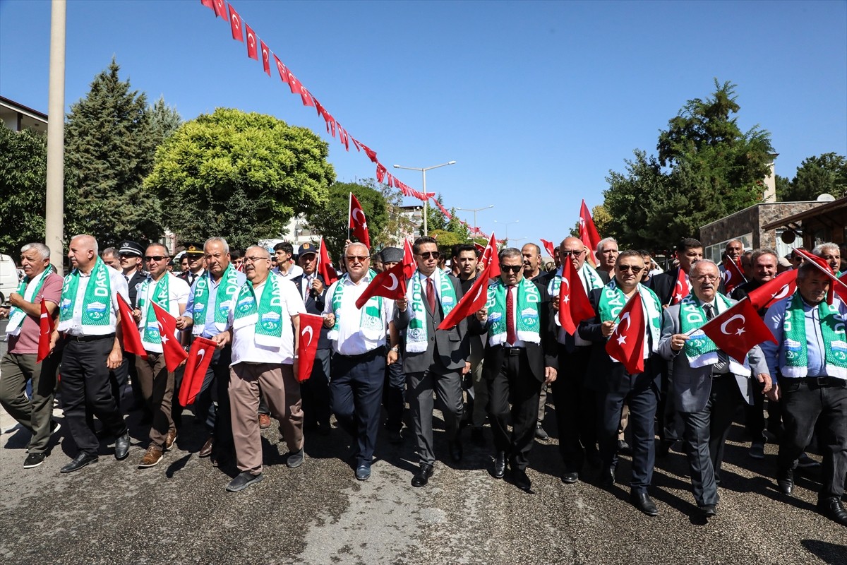 Malatya'nın Darende ilçesinde Geleneksel Zengibar Karakucak Güreş ve Kültür Festivali, kortej...