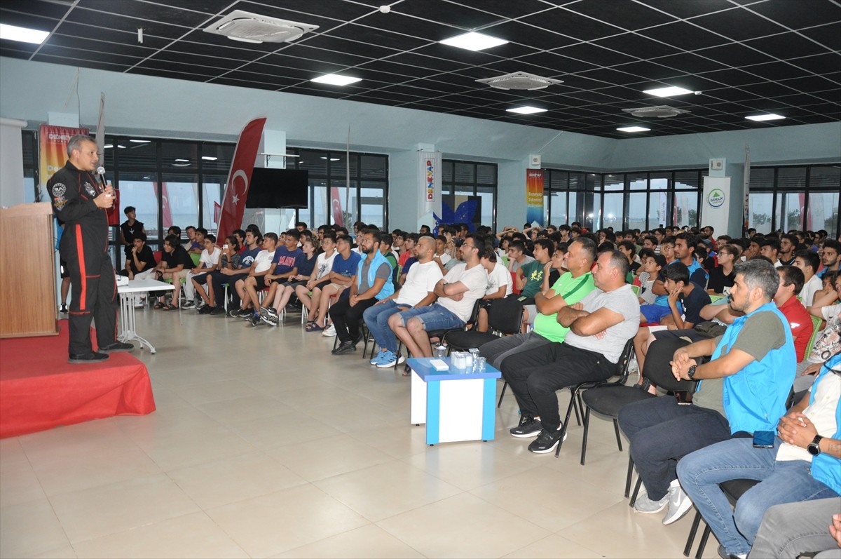 Mersin'de teknoloji meraklısı öğrencileri buluşturan "Deneyap Teknoloji Atölyeleri Öğrenci Kampı"...