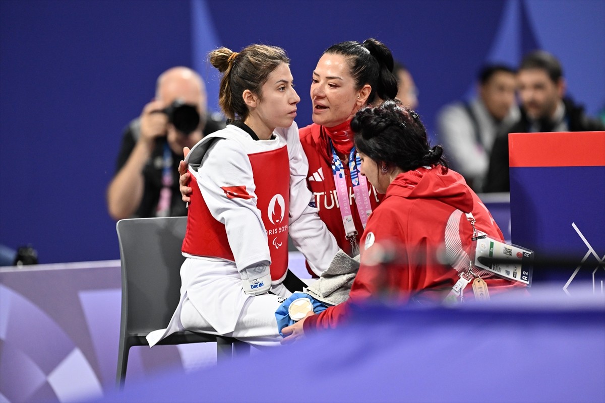 Milli para tekvandocu Meryem Betül Çavdar (solda), kadınlar K44 52kg bronz madalya maçında...