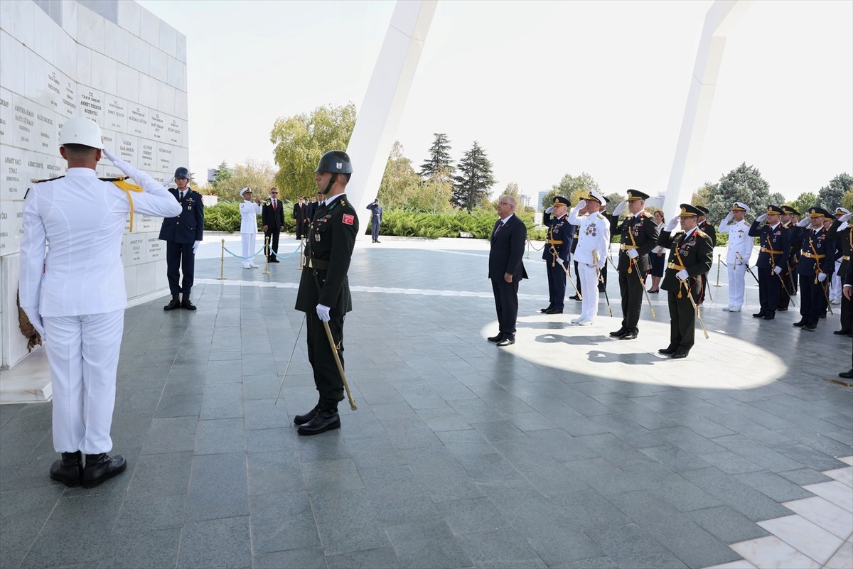 Milli Savunma Bakanı Yaşar Güler, beraberinde Genelkurmay Başkanı Orgeneral Metin Gürak, Kara...