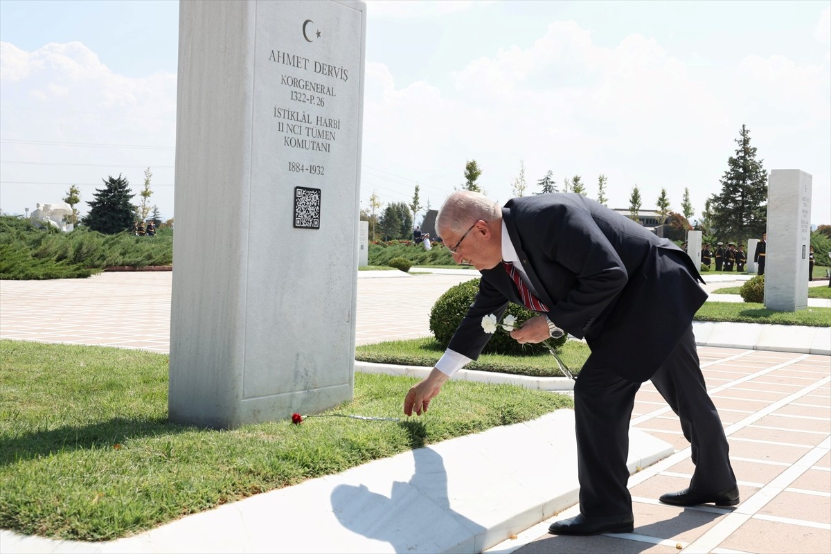 Milli Savunma Bakanı Yaşar Güler, beraberinde Genelkurmay Başkanı Orgeneral Metin Gürak, Kara...