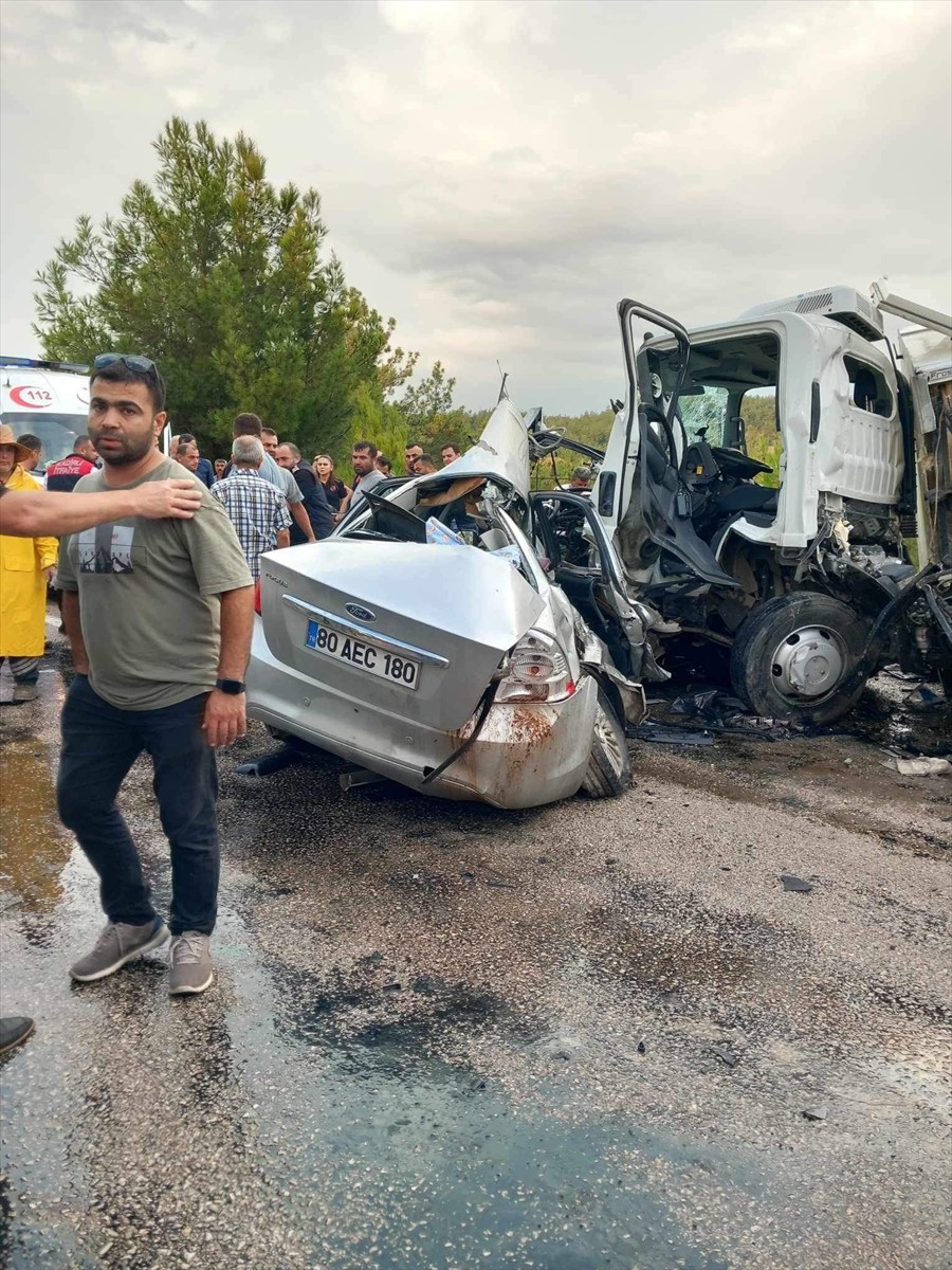 Osmaniye'nin Kadirli ilçesinde kamyon ile otomobilin çarpışması sonucu 1'i çocuk 2 kişi hayatını...