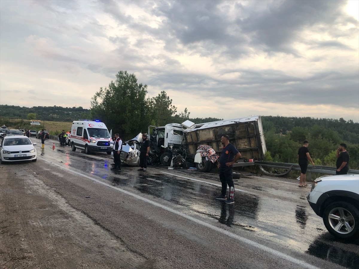 Osmaniye'nin Kadirli ilçesinde kamyon ile otomobilin çarpışması sonucu 1'i çocuk 2 kişi hayatını...