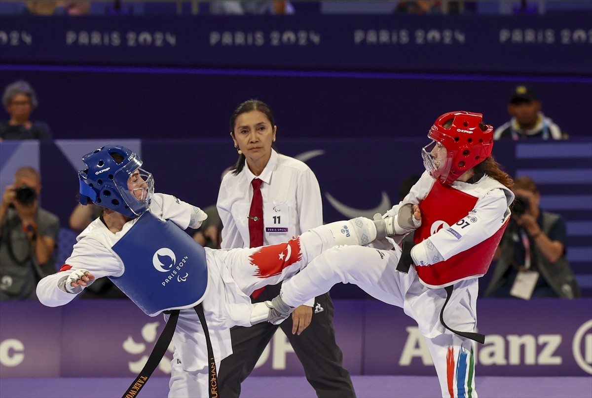 Paris 2024 Paralimpik Oyunları'nda milli tekvandocu Nurcihan Ekinci Gül (mavi), kadınlar K44 47...