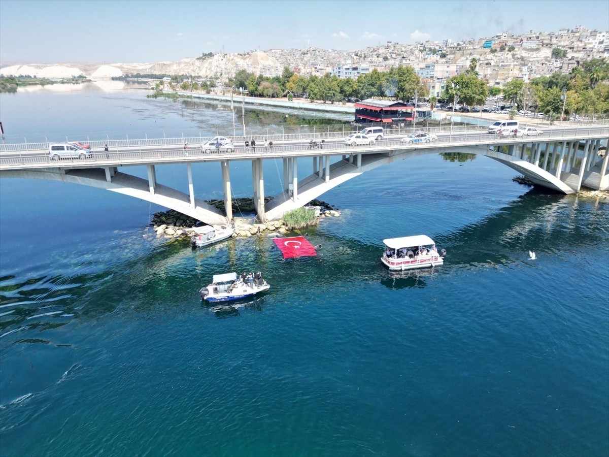 Şanlıurfa'nın Birecik ilçesinde dalgıçlar Fırat Nehri'nde Türk bayrağı açarak 30 Ağustos Zafer...