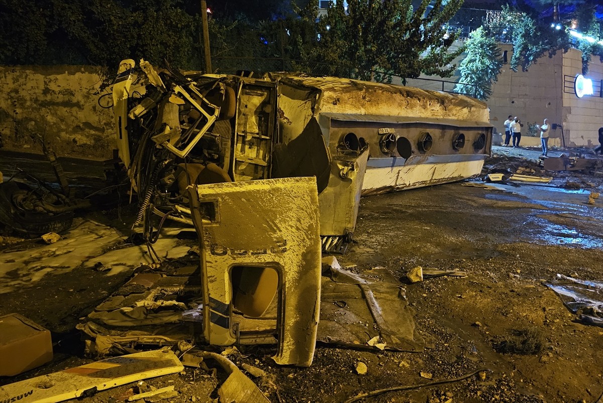 Siirt'te freni boşalan sulama tankerinin devrilmesi sonucu 1'i ağır, 2 kişi yaralandı.