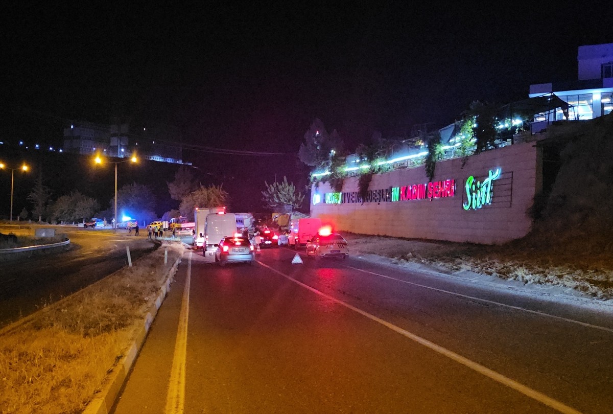 Siirt'te freni boşalan sulama tankerinin devrilmesi sonucu 1'i ağır, 2 kişi yaralandı.