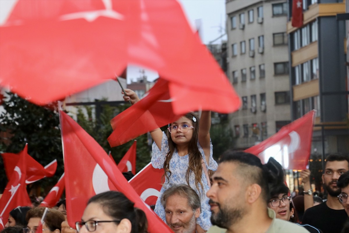 Trabzon'da 30 Ağustos Zafer Bayramı dolayısıyla Kahramanmaraş Caddesi'nde fener alayı düzenlendi....