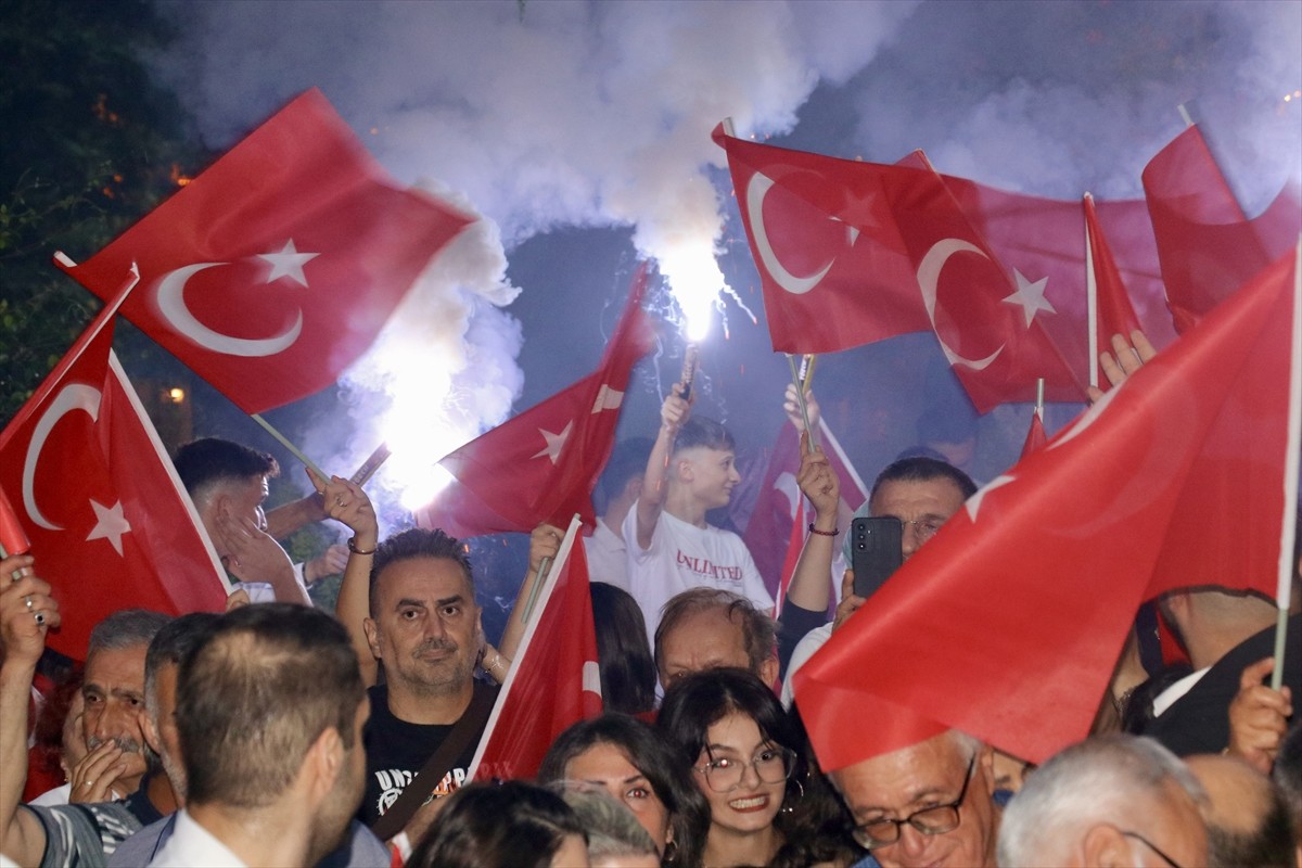 Trabzon'da 30 Ağustos Zafer Bayramı dolayısıyla Kahramanmaraş Caddesi'nde fener alayı düzenlendi....