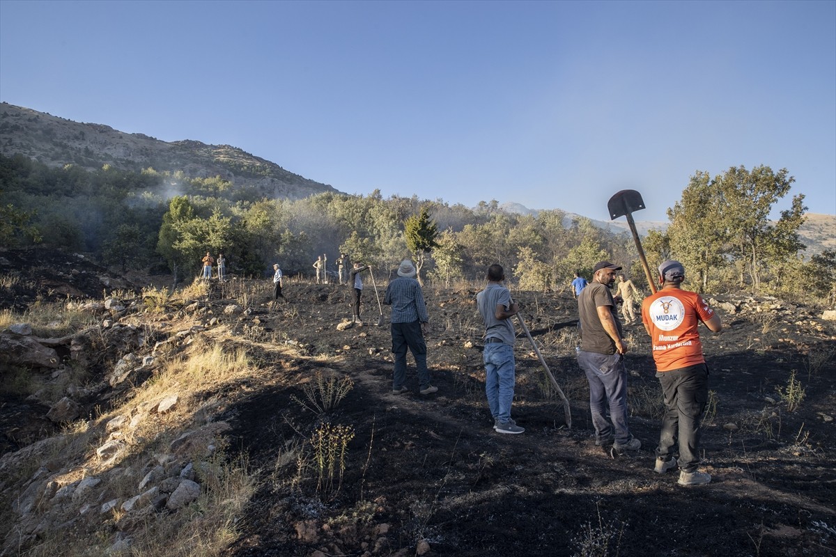 Tunceli'de ormanlık alanda çıkan yangın ekiplerin çalışmasıyla söndürüldü.