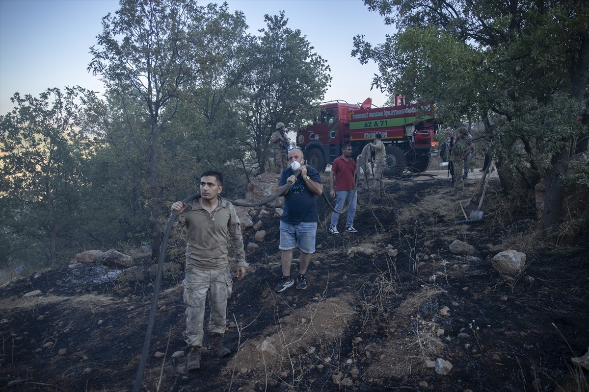 Tunceli'de ormanlık alanda çıkan yangın ekiplerin çalışmasıyla söndürüldü.