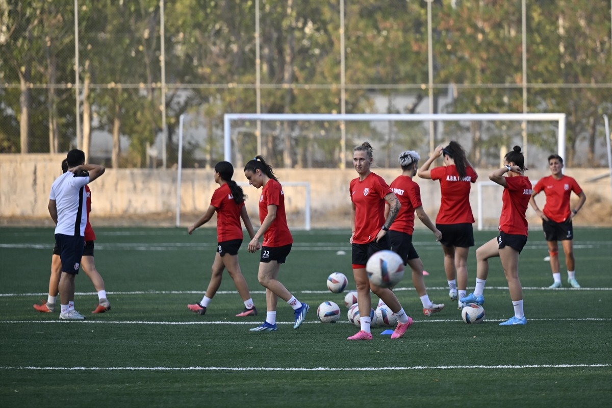 Turkcell Kadın Futbol Süper Ligi'nde mücadele eden Ankara Büyükşehir Belediyesi (ABB) FOMGET, yeni...