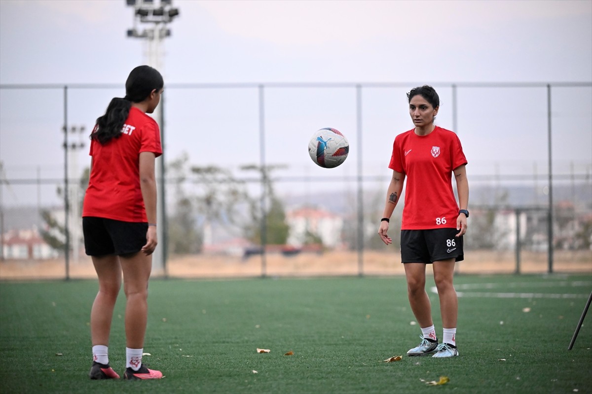 Turkcell Kadın Futbol Süper Ligi'nde mücadele eden Ankara Büyükşehir Belediyesi (ABB) FOMGET, yeni...