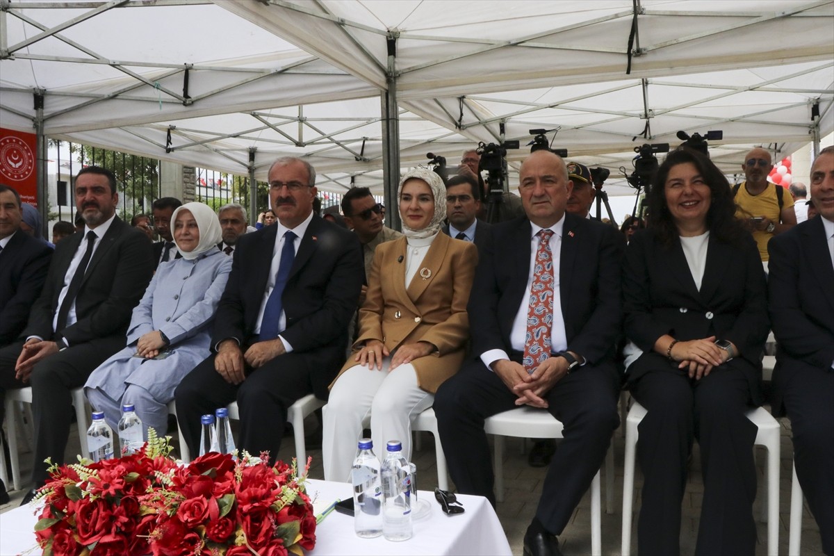 Aile ve Sosyal Hizmetler Bakanı Mahinur Özdemir Göktaş (sağda), Aile ve Sosyal Hizmetler İl...