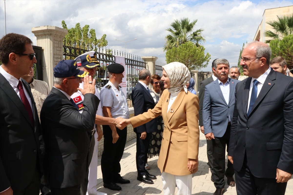 Aile ve Sosyal Hizmetler Bakanı Mahinur Özdemir Göktaş (sağda), Aile ve Sosyal Hizmetler İl...