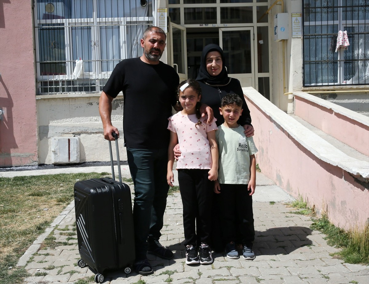 Bitlis'te, "Kamu ve Özel Sektör Yatırımları Toplu Açılış Töreni"nde açtığı "Göz ameliyatıma destek...