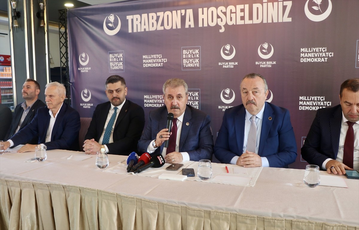 Büyük Birlik Partisi (BBP) Genel Başkanı Mustafa Destici (ortada), Trabzon'da düzenlediği basın...