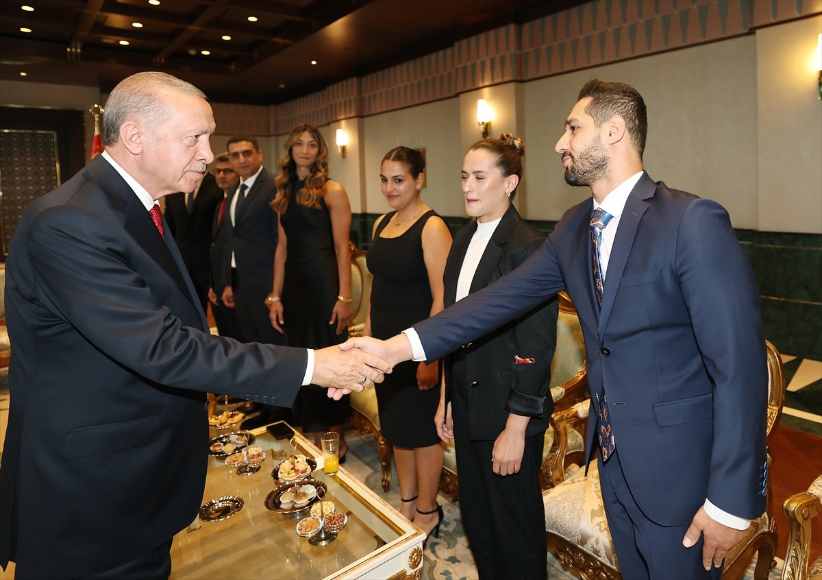 Cumhurbaşkanı Recep Tayyip Erdoğan (solda), Paris 2024 Olimpiyat Oyunları'nda derece alan bazı...