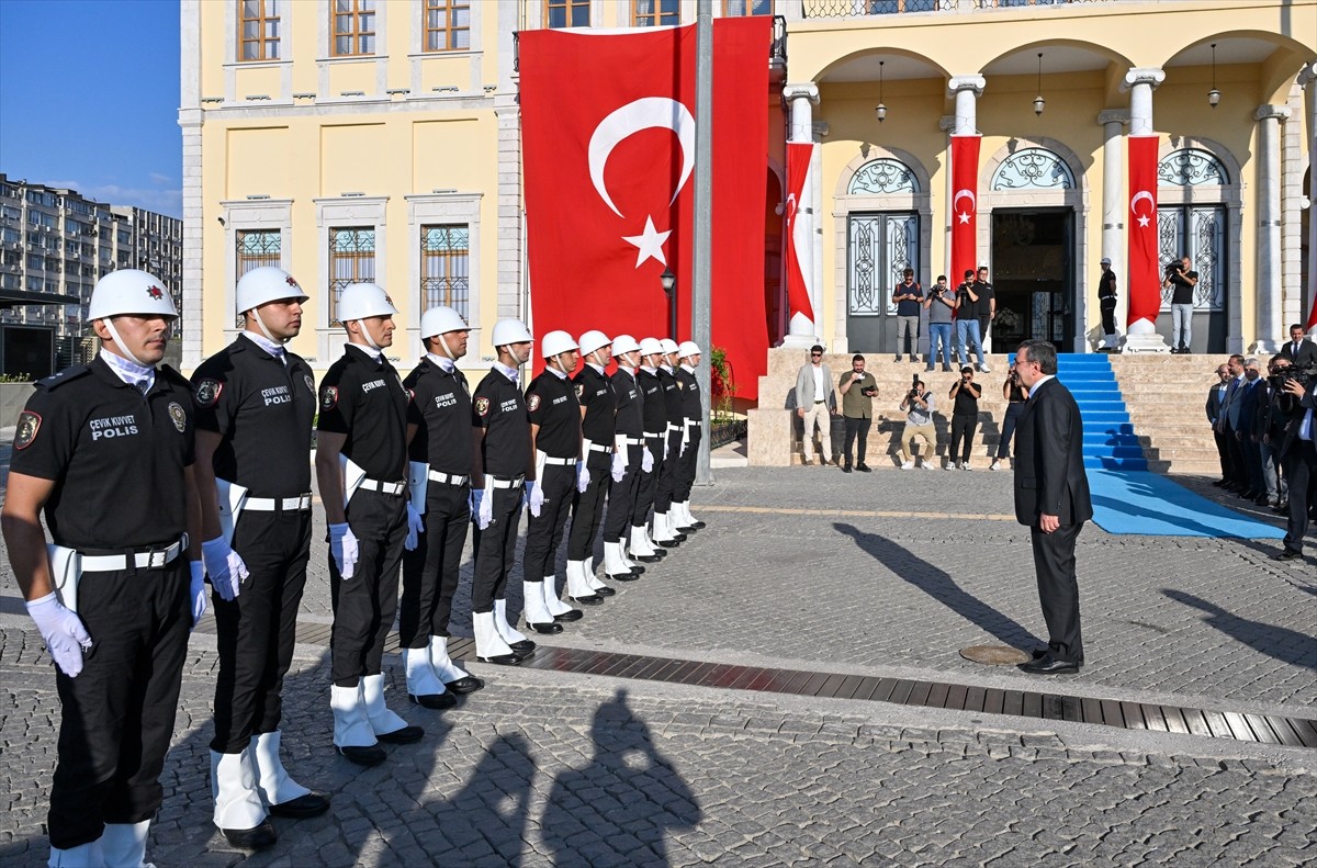 Cumhurbaşkanı Yardımcısı Cevdet Yılmaz, İzmir Valiliği'ne ziyarette bulundu. Cumhurbaşkanı...