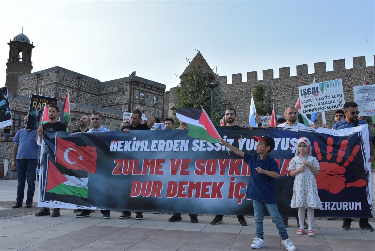 Erzurum'da görev yapan hekim ve sağlık çalışanları, İsrail'in Gazze'ye yönelik saldırılarını...