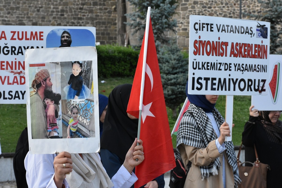 Erzurum'da görev yapan hekim ve sağlık çalışanları, İsrail'in Gazze'ye yönelik saldırılarını...