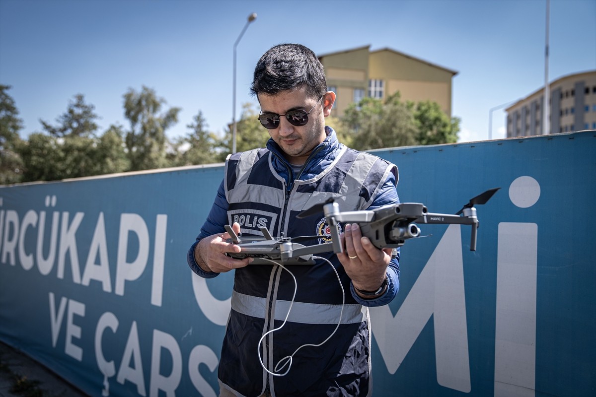 Erzurum'da polis ekipleri, kent genelinde karadan ve havadan asayiş ve trafik denetimi yaptı.