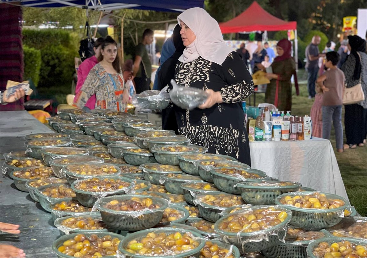 Irak'ın Kerkük kentinde ilki düzenlenen hurma festivaline Kerküklüler büyük ilgi gösterdi.