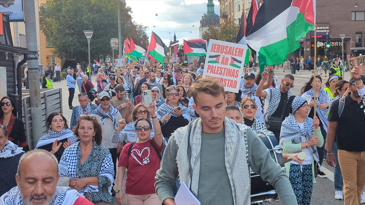 İsveç'in başkenti Stockholm'de Filistin'le dayanışma gösterisi için toplanan yüzlerce kişi...