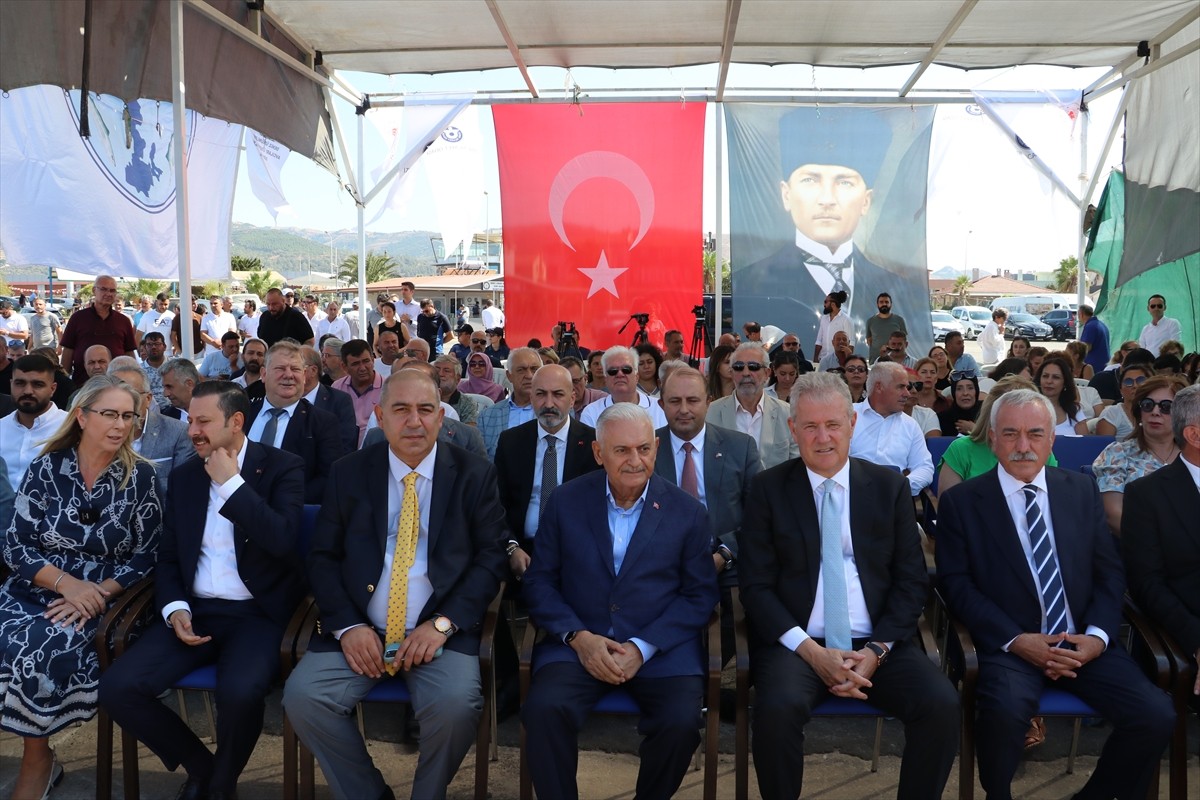 İzmir'de denizlerde avlanma yasağının sona ermesi nedeniyle Güzelbahçe Yalı Balıkçı Limanı'nda su...