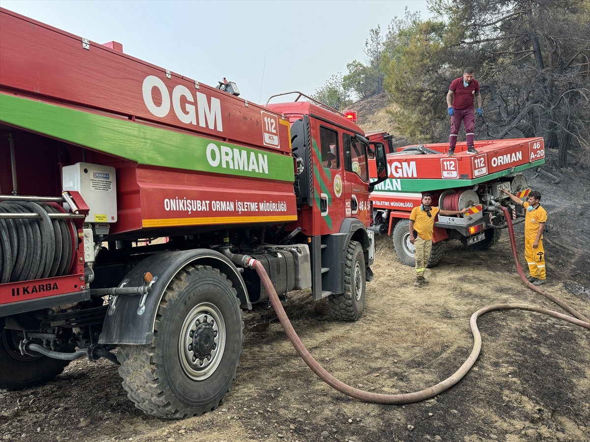  Kahramanmaraş'ın Onikişubat ilçesinde çıkan orman yangınına karadan müdahale ediliyor.