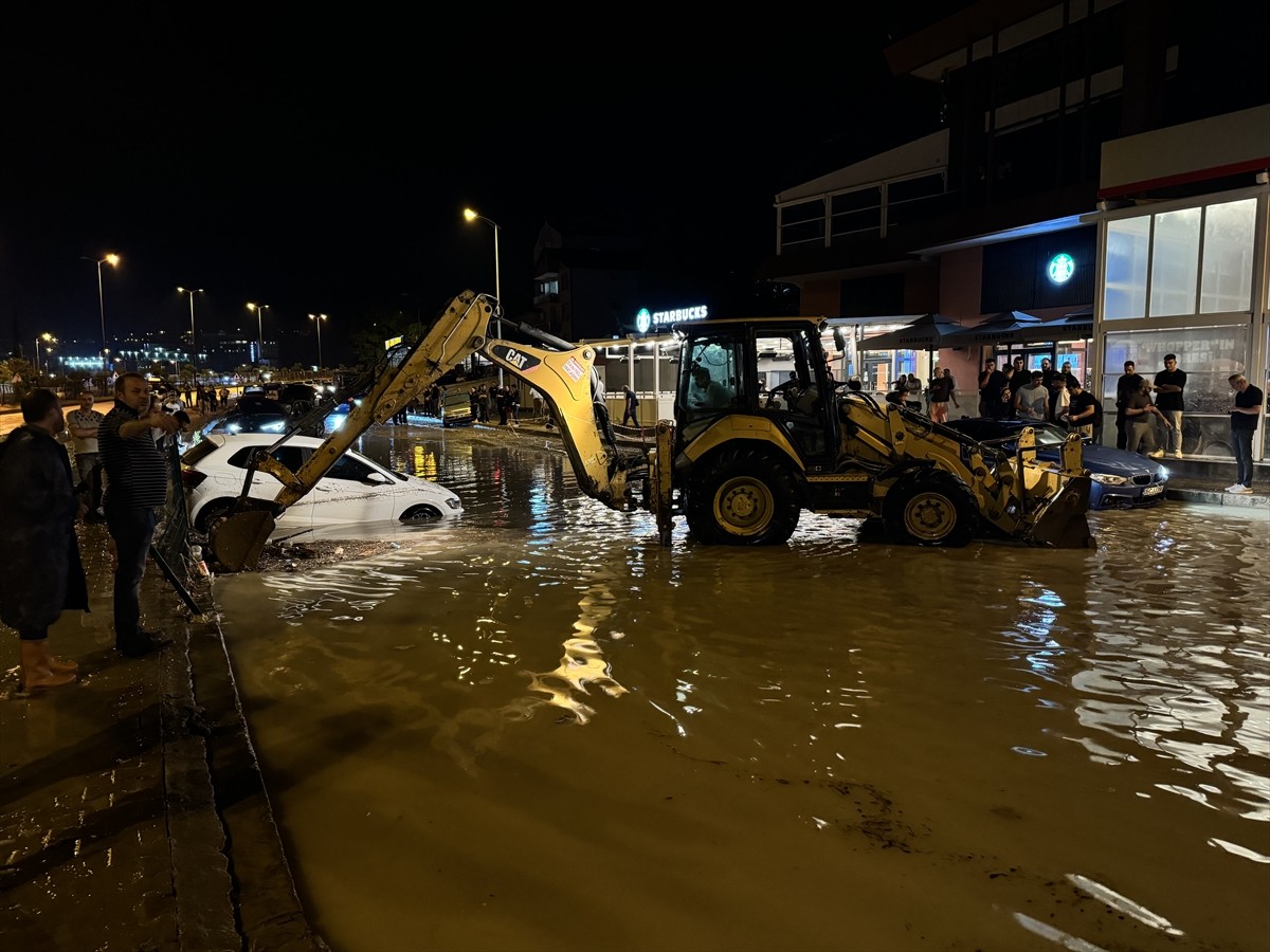 Karabük'te etkili olan sağanak, hayatı olumsuz etkiledi. 100. Yıl Mahallesinde sağanak nedeniyle...