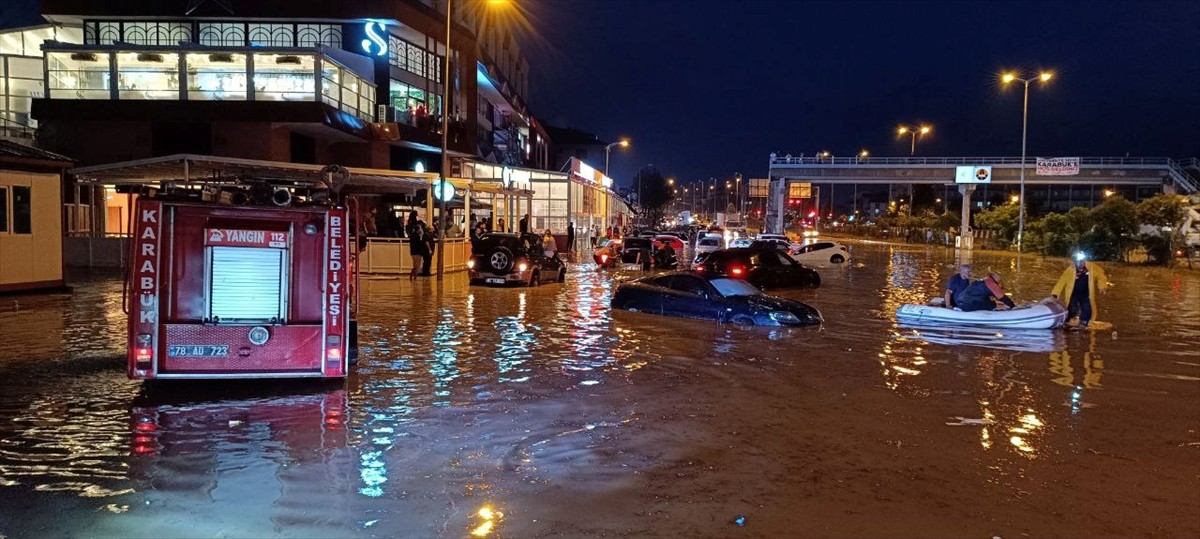 Karabük'te sağanak hayatı olumsuz etkiledi. Bazı ev ve iş yerlerini su basarken 100. Yıl...