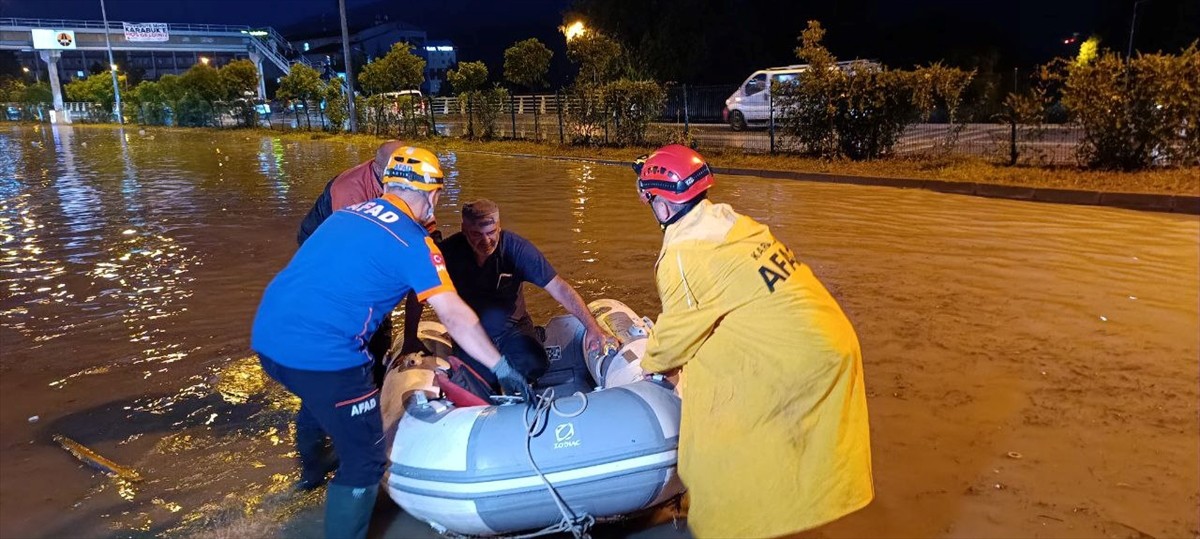 Karabük'te sağanak hayatı olumsuz etkiledi. Bazı ev ve iş yerlerini su basarken 100. Yıl...