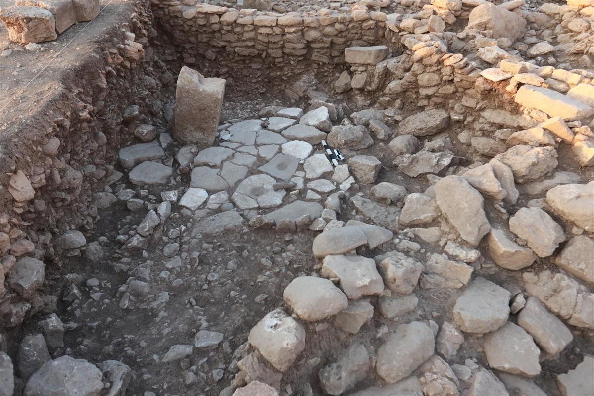 Kültür ve Turizm Bakanı Mehmet Nuri Ersoy, Şanlıurfa Karahantepe'deki bir kulübenin tabanında...