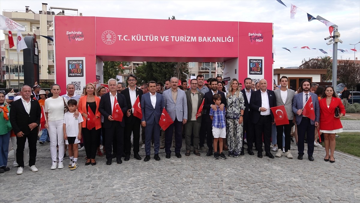 Kültür ve Turizm Bakanlığınca düzenlenen Çanakkale Kültür Yolu Festivali kapsamında kortej...