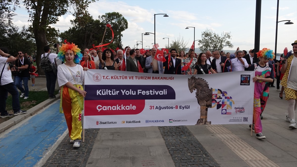 Kültür ve Turizm Bakanlığınca düzenlenen Çanakkale Kültür Yolu Festivali kapsamında kortej...