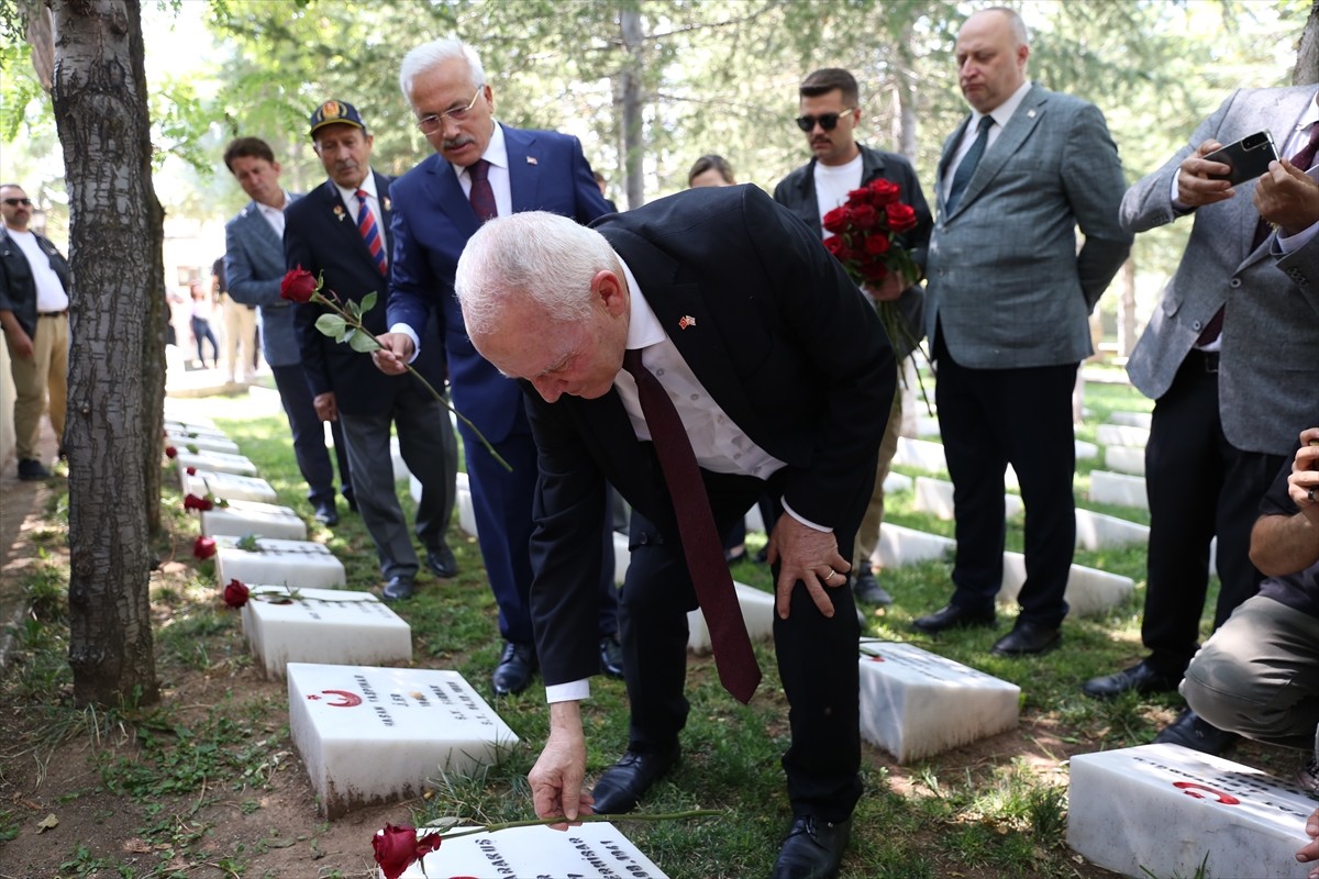 Kuzey Kıbrıs Türk Cumhuriyeti (KKTC) Cumhuriyet Meclisi Başkanı Zorlu Töre (ortada), çeşitli...