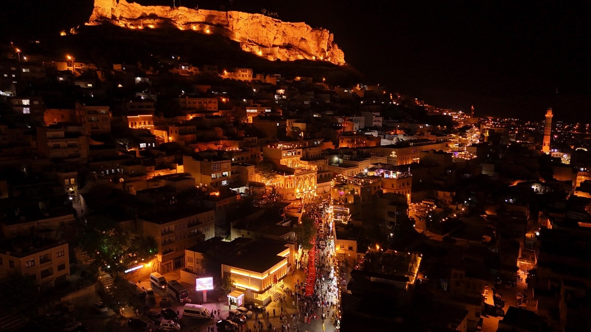 Mardin'de 30 Ağustos Zafer Bayramı etkinlikleri kapsamında fener alayı düzenlendi. Fener alayında...