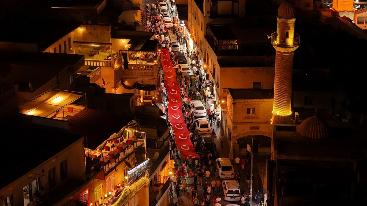 Mardin'de 30 Ağustos Zafer Bayramı etkinlikleri kapsamında fener alayı düzenlendi. Fener alayında...