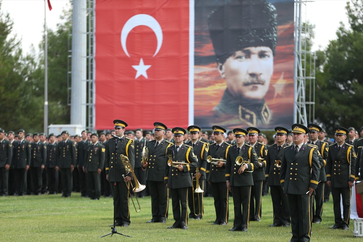 Milli Savunma Üniversitesi (MSÜ) Balıkesir Kara Astsubay Meslek Yüksekokulu'nda Diploma ve Sancak...