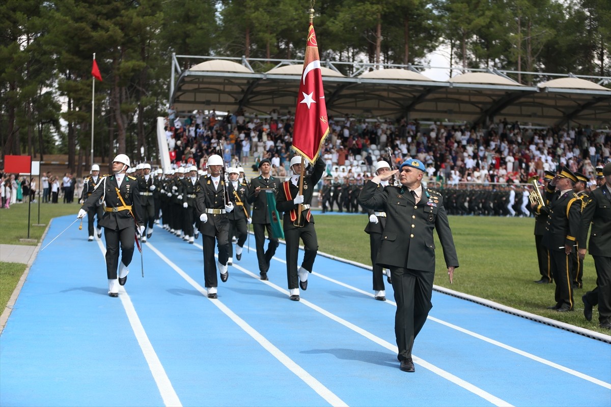 Milli Savunma Üniversitesi (MSÜ) Balıkesir Kara Astsubay Meslek Yüksekokulu'nda Diploma ve Sancak...