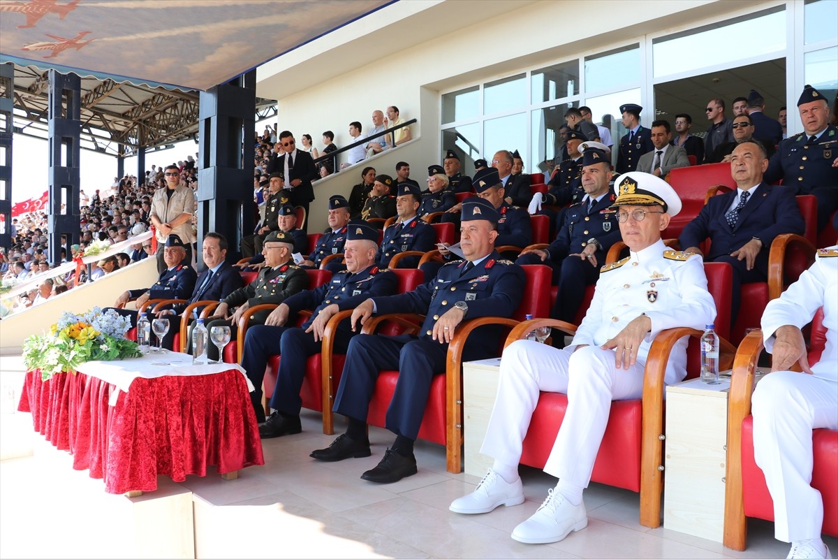 Milli Savunma Üniversitesi (MSÜ) Hava Astsubay Meslek Yüksekokulu'nda diploma alma ve sancak devir...