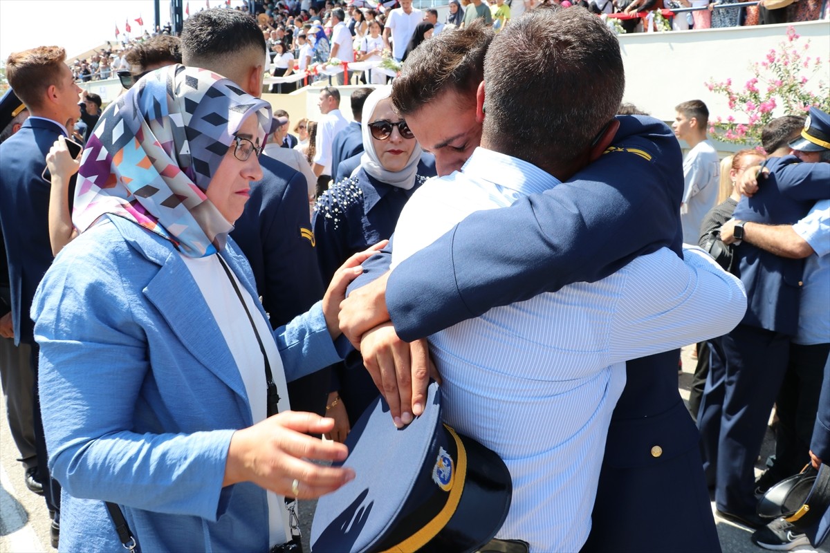 Milli Savunma Üniversitesi (MSÜ) Hava Astsubay Meslek Yüksekokulu'nda diploma alma ve sancak devir...