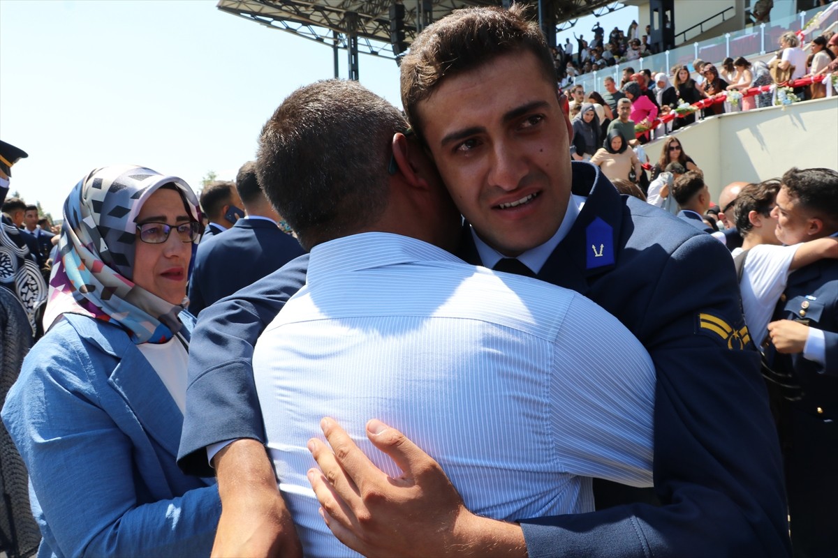 Milli Savunma Üniversitesi (MSÜ) Hava Astsubay Meslek Yüksekokulu'nda diploma alma ve sancak devir...