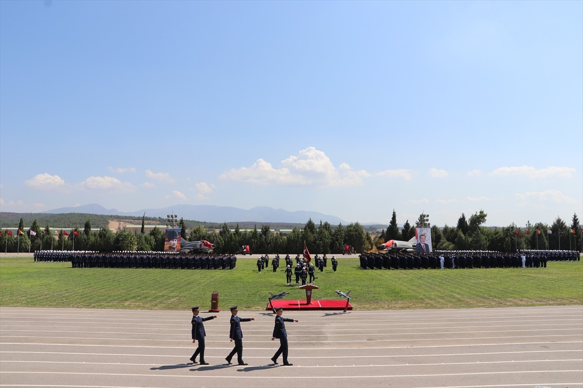 Milli Savunma Üniversitesi (MSÜ) Hava Astsubay Meslek Yüksekokulu'nda diploma alma ve sancak devir...