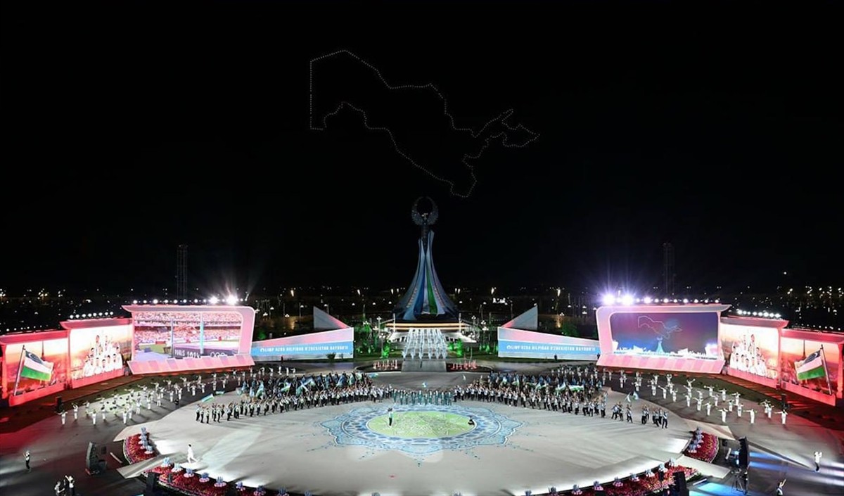 Özbekistan'da bağımsızlığın 33. yılı çeşitli etkinliklerle kutlanıyor. Başkent Taşkent başta olmak...